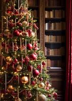 décoré Noël arbre avec classique ornements et décorations, Anglais pays maison et chalet style, joyeux Noël et content vacances vœux, photo