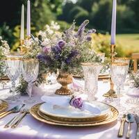 mariage paysage de table, élégant formel dîner table paramètre, table scape avec lavande décoration pour vacances fête un événement fête, photo