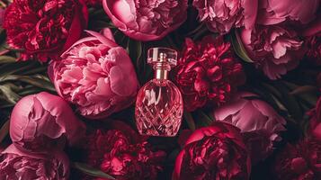 parfum bouteille dans fleurs, fragrance sur épanouissement arrière-plan, floral parfum et cosmétique produit photo