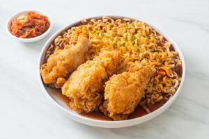 nouilles instantanées coréennes avec poulet frit ou ramyeon de poulet frit photo