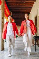 heureux jeune couple asiatique en robes traditionnelles chinoises photo