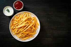 frites avec crème sure et ketchup photo