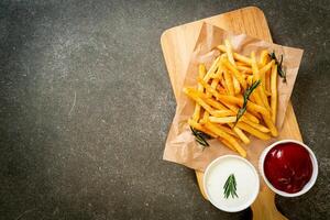 frites avec crème sure et ketchup photo