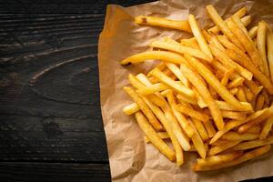 frites avec crème sure et ketchup photo