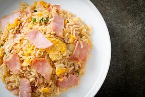 bacon jambon riz frit sur assiette photo