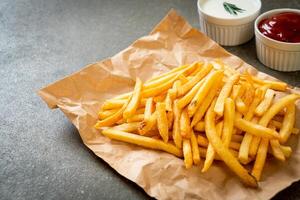 frites avec crème sure et ketchup photo