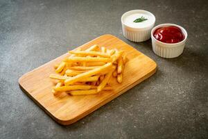 frites avec crème sure et ketchup photo