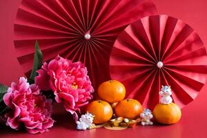 chinois Nouveau année de le dragon Festival concept. mandarin orange, rouge enveloppes, dragon et or lingot avec rouge papier Ventilateurs. traditionnel vacances lunaire Nouveau an. photo