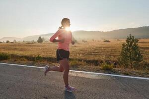 déterminé aube. sur de soi et motivée athlète embarque sur lever du soleil courir. photo
