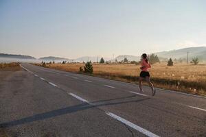 déterminé aube. sur de soi et motivée athlète embarque sur lever du soleil courir. photo