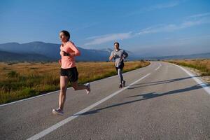 excité par le beauté de nature, une couple pouvoirs par leur Matin courir, leur corps et esprits revigoré. photo