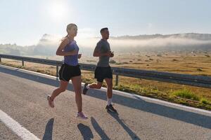 excité par le beauté de nature, une couple pouvoirs par leur Matin courir, leur corps et esprits revigoré. photo