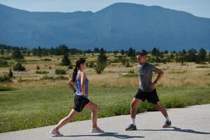 exercer, maquette et couple faire des exercices et étendue ensemble en plein air dans la nature par une Montagne pour santé, bien-être et aptitude. personnes, les partenaires et les athlètes formation et en gardant en forme et sain photo