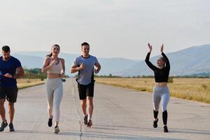 une groupe de copains maintient une en bonne santé mode de vie par fonctionnement en plein air sur une ensoleillé jour, collage plus de aptitude et profiter le énergétique effets de exercice et la nature photo