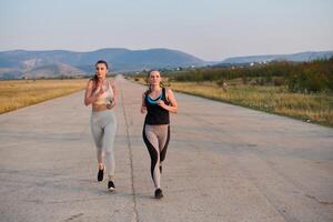 ensoleillé journée courir. deux athlétique copains en gardant en forme ensemble. photo