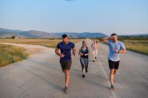 une groupe de copains maintient une en bonne santé mode de vie par fonctionnement en plein air sur une ensoleillé jour, collage plus de aptitude et profiter le énergétique effets de exercice et la nature photo