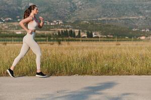 solo foulée. déterminé athlète femme embarque sur aptitude périple pour marathon préparation. photo