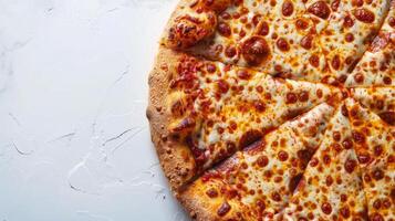tranché Pizza sur blanc table photo