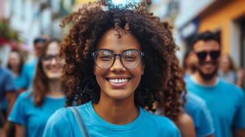 groupe de gens portant bleu chemises et des lunettes photo