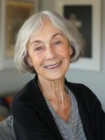 plus âgée femme dans gris chandail et blanc écharpe photo