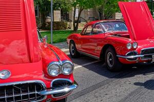 Crossville, Tennessee Etats-Unis - avril 22, 2023 deux Années 60 brillant rouge Chevrolet corvettes photo