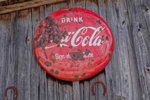 Clarkrange, Tennessee Etats-Unis - Mars 25, 2023 vieux rond rouillé Coca Cola signe sur une mur photo