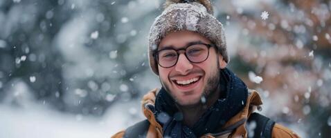 homme portant des lunettes et chapeau dans neige photo