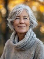 plus âgée femme dans gris chandail et blanc écharpe photo