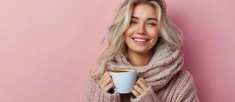 femme dans chapeau et écharpe en portant café tasse photo