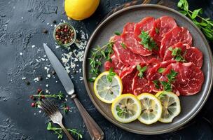 assiette de Viande avec citron et herbes photo