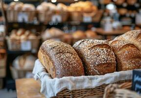 pain paniers sur étagère dans boulangerie photo