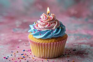 deux petits gâteaux avec bleu et rose Glaçage et une bougie photo