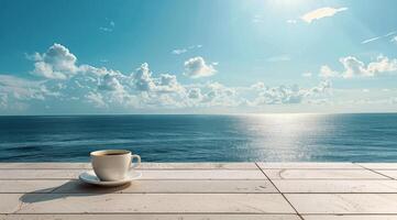 café tasse sur en bois plate-forme surplombant le océan photo