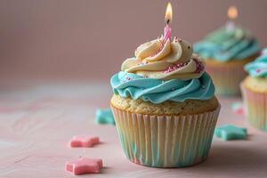 deux petits gâteaux avec bleu et rose Glaçage et une bougie photo