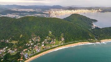 balnéaire camboriu dans Père Noël catarine. taquaras plage et laranjeiras plage dans balnéaire cambodgien. aérien vue dans paysage. photo