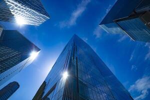 une nuage reflétant une bâtiment dans le affaires ville large coup photo