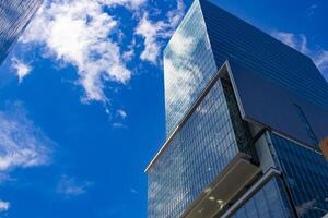 une nuage reflétant une bâtiment dans le affaires ville photo