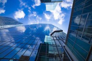 une nuage reflétant une bâtiment dans le affaires ville large coup photo