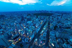 une crépuscule panoramique paysage urbain à Shibuya zone haute angle large coup photo