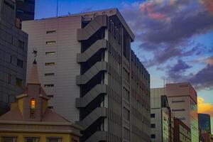 une nuageux ciel près le bâtiment dans tokyo longue coup photo