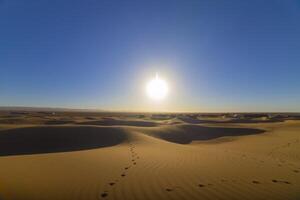 une lever du soleil de désert à mhamid el Ghizlane dans Maroc large coup photo