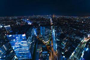 une nuit paysage urbain à le Urbain ville dans tokyo large coup haute angle photo