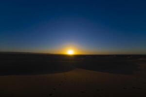 une lever du soleil de désert à mhamid el Ghizlane dans Maroc large coup photo