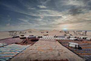 une crépuscule de le sable dune à le désert camp dans mhamid el Ghizlane Maroc large coup photo