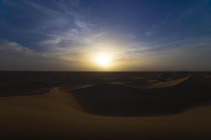 une crépuscule de panoramique le sable dune à mhamid el Ghizlane dans Maroc large coup photo