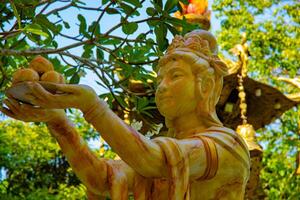 une Gardien statue à suoi tien parc dans ho chi minh vietnam photo