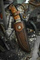 bushcraft couteau manipuler avec bois de ronce et cuir gaine est Fait main photo