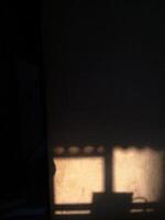 photo de lumière à venir dans de le fenêtre de une maison