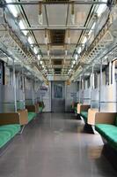 intérieur banlieusard ligne ou électrique train dans Djakarta, Indonésie photo