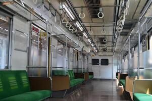 intérieur banlieusard ligne ou électrique train dans Djakarta, Indonésie photo